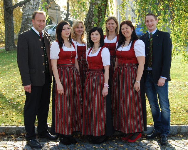 von links nach rechts: Obmann Martin Schmidt, Veronika Lehner, Sonja Schmidt, Barbara Lehner, Andrea Schmidt, Susanne Lehner, Michael Madner (Raiffeisenbank Mistelbach).