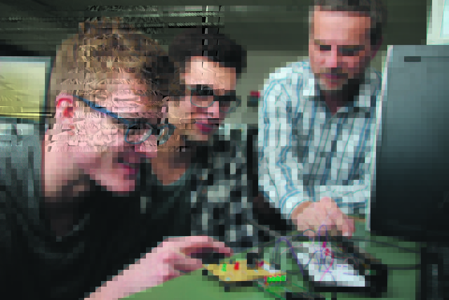 Jakob Feldbauer, Maximilian Gruber forschen mit Paul Dirnberger an dem Road-LED.