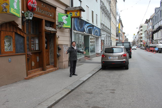 Hier soll 2014 ein Gastgarten vor Erwin Schotkas Lokal aufsperren. Für den Gastronomen ein erster Schritt, um in der Urfahraner Hauptstraße den Verkehr zu beruhigen.