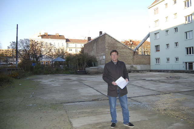 Grünen-Bezirksrat Christian Tesar setzt sich für den Park im Dreihaus-Grätzel ein.