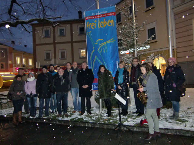 von rechts nach links: Rosa Edlmayr (Gewaltschutzzentrum) , Ursula Forster (BERTA), BGM Wolfgang Veitz und Stadträte setzen ein Signal. | Foto: Verein BERTA