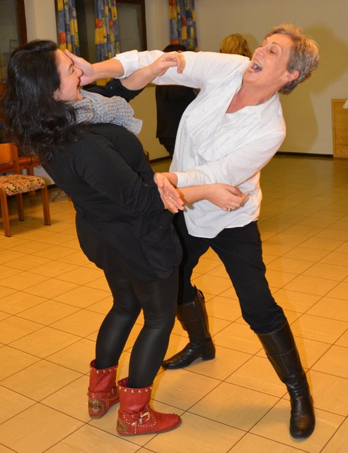 Spielerisch werden die Teilnehmer des Forumtheaters auf ihre Rolle vorbereitet.