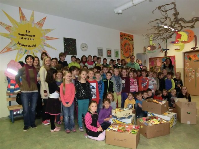 Spendenaktion: Die VS Pfunds überreichte die gesammelten Lebensmittel dem Martiniladen in Landeck. | Foto: VS Pfunds