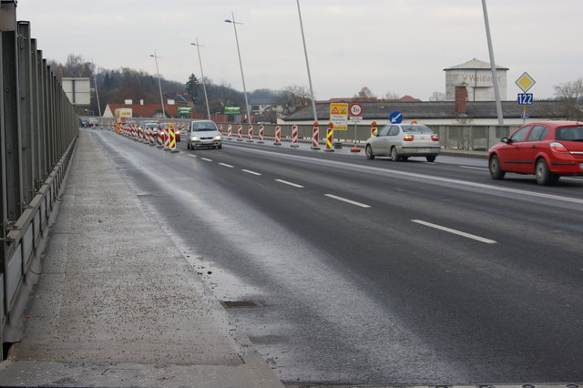 Rederbrücke in Steyr: Der Verkehr wurde in die Mitte verlagert, um den Druck auf das Fundament zu verringern.
