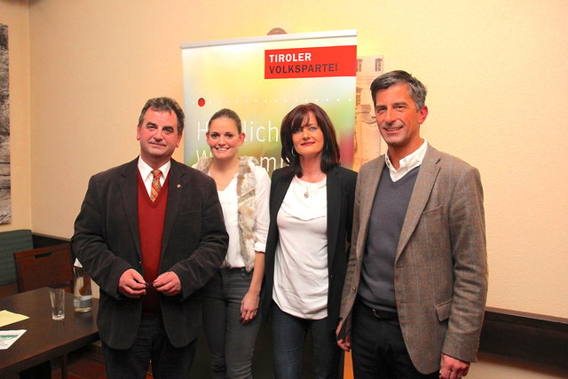 Meinhard Pargger ist nun ganz offiziell Stadtparteiobmann. Seine Stellvertreter sind Eva Wilhelmer, Hildegard Goller und Stephan Tagger (v.l.)