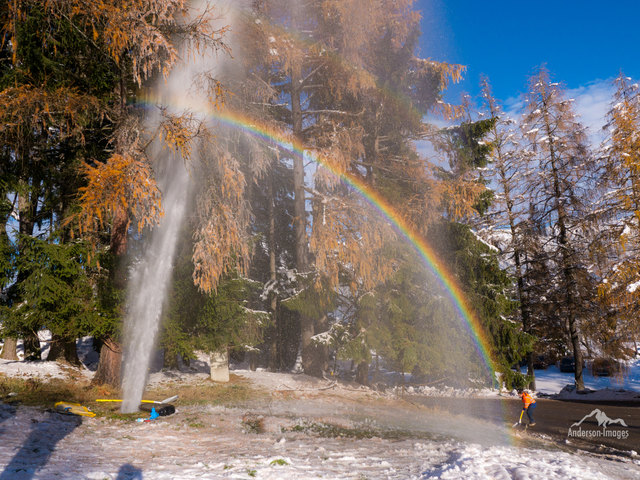 Ein volle Geysir in Mutters war einen Notruf für der IKB.  Trotzdem war der Regenbogen schön.