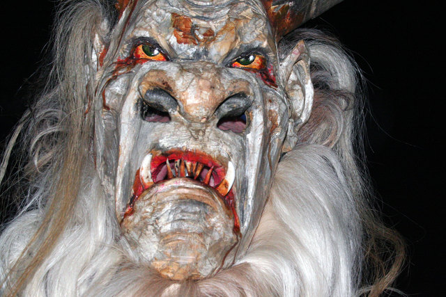 Des Rätsels Lösung: Nasenlöcher einer Krampusmaske als Durchblick für den Maskenträger. © Ing. Günter Kramarcsik