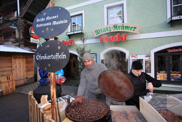 Thomas Pichler tut alles für seine Kunden und riskiert beim Maronibraten, sich die Finger zu verbrennen. | Foto: Foto: Adeg Pichler