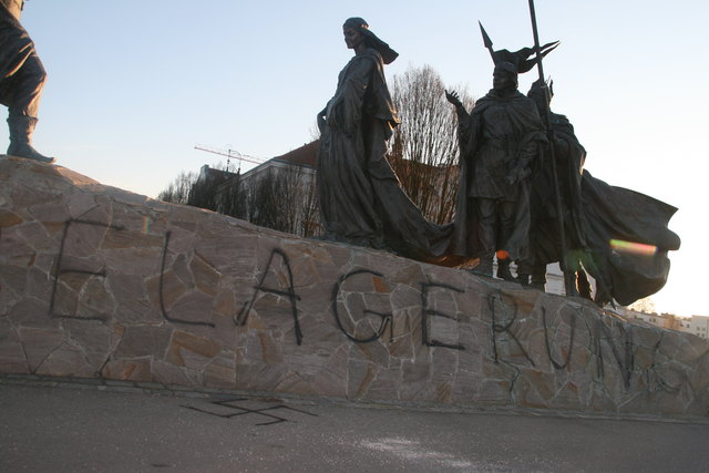 Nazi-Parolen und Hakenkreuze beim Nibelungen-Denkmal. Täter sind flüchtig. | Foto: Zeiler