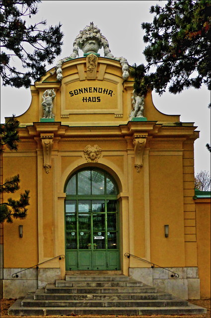 Das Sonnenuhrhaus dient als Wüstenhaus.