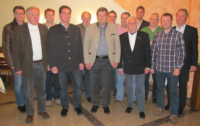 Der neue Vorstand des USC Attergau mit den drei Bürgermeistern der Attergaugemeinden.