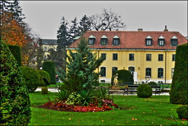 Im kaiserlichen 'Corporate Design', wie man es heute nennen würde, präsentiert sich das Gebäude der Tiergartenverwaltung, und in gewohnter Schönheit die Grünanlagen