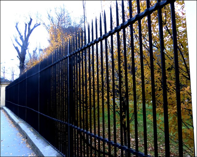 Die schmiedeeiserne Einfriedung begleitet auf dem Weg zur nächsten U-Bahn-Station