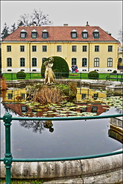 Ein kleiner Brunnen. Kaum zu glauben, dass zu meiner Kinderzeit in diesem Teich die Seehunde leben mussten. Heute wird er durch Frösche, Libellen, Spinnen und Enten belebt