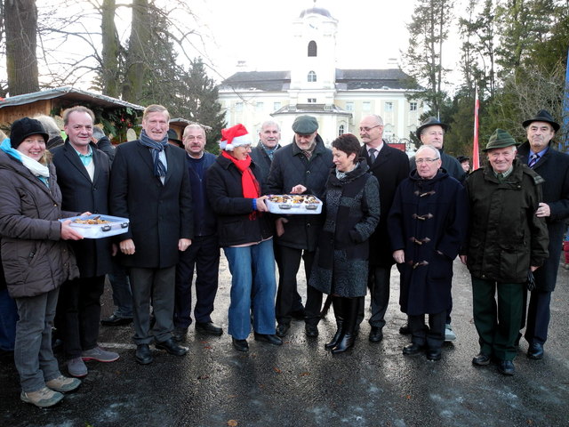 Einen Bilderbuchstart in den Advent erlebten Schlossherrin Margit Zulehner, Aussteller und zahlreiche Gäste: Kunsthandwerk, Kino und Kekse gehören zum Advent in Schloss Roenau einfach dazu.