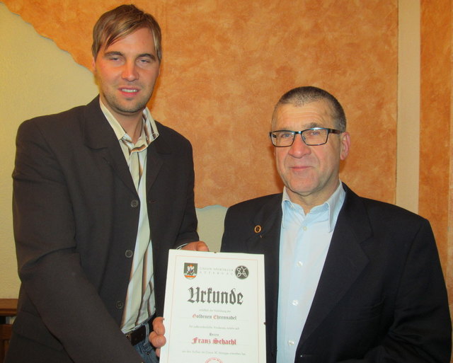 Union Bezirksobmann Michael Schiemer mit dem Geehrten Franz Schachl (rechts).