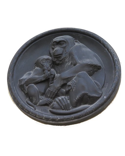 Dieses Relief ziert das renovierte Menschenaffenhaus, das jetzt die Heimat zahlreicher kleinerer Affenarten und der Erdmännchen bildet.