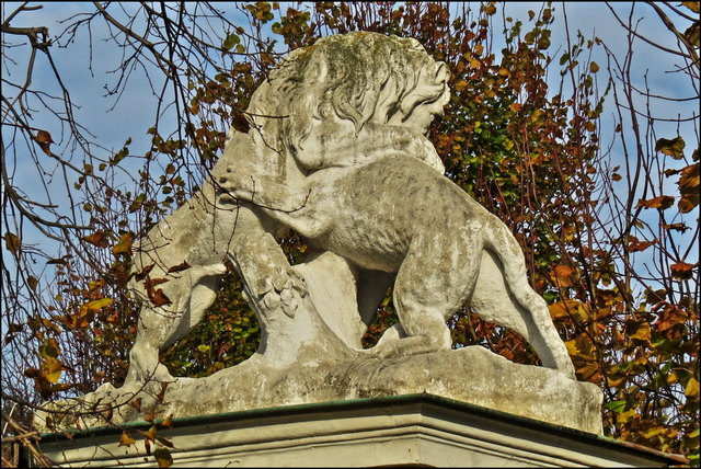 Gleich neben dem Löwengehege kämpfen zwei Löwen, glücklicherweise nur steinerne, auf einem Torpfeiler