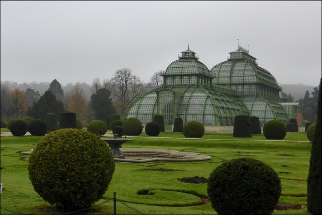 Der Weg zum Tiergarteneingang führt am Palmenhaus vorbei (es wird derzeit wieder renoviert, die Tropenklimata haben Stahl und Glas zugesetzt)