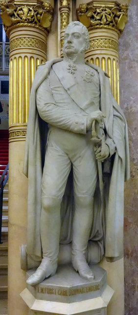 Fürst Carl von Schwarzenberg - mit reitbarem Untersatz steht er im Freien am Schwarzenbergplatz ...