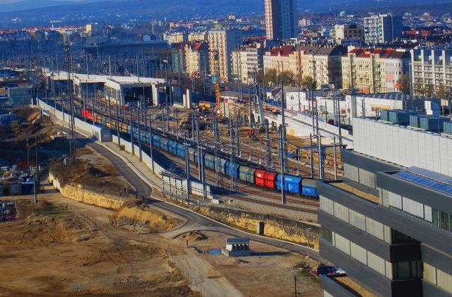 nur wenige Züge fahren derzeit durch den neuen Wiener Hauptbahnhof, vorbei an einer riesigen Baugrube.