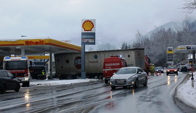 Der einspurige Verkehr dauerte den ganzen Vormittag