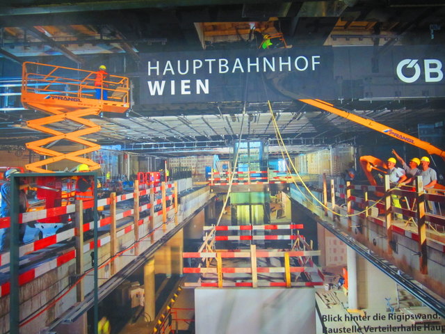 derzeit sind nur ein paar Bahnsteige in Betrieb, hinter diese riesigen Phototapete wird fleißig gearbeitet.