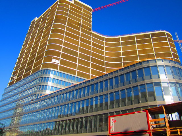 auch neben dem neuen Wiener Hauptbahnhof wird gebaut.