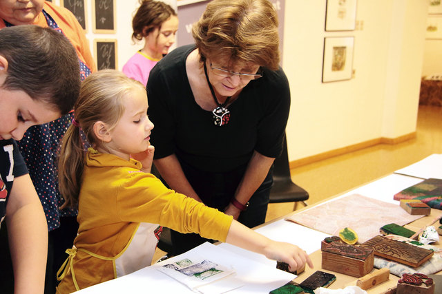 Künstlerin Christine Kertz leitete den Stempel-Workshop im Köflacher Kunsthaus. | Foto: FOTO KOREN