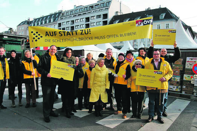 Die ÖVP-Teams aus der Wieden und Mariahilf protestierten gemeinsam gegen die Brücken-Sperre. | Foto: ÖVP
