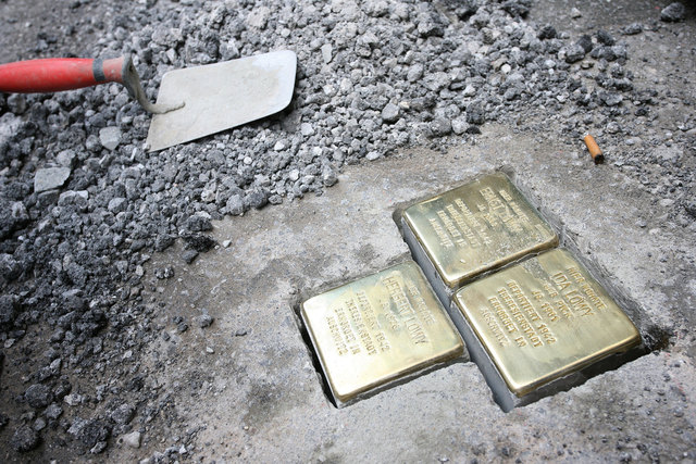 Erneut in wurden in Salzburg vor dem Landestheater Stolpersteine beschmiert. | Foto: neumayr.cc