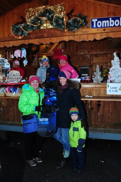 Monika Mühlburger freute sich mit Organisatorin Sabine Nagl über den Hauptgewinn (Burton-Snowboard)