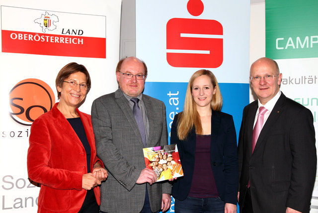 Bei der Präsentation der Studie: Gertraud Jahn, Fritz Hemedinger (FH OÖ), Barbara Nussbaumer (FH OÖ) und Michael Rockenschaub (v. l.). | Foto: Land OÖ/Kraml