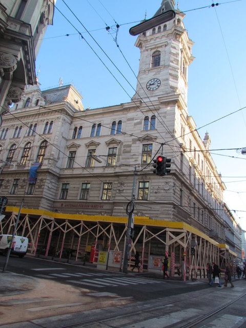 Das Amtshaus in Währing wurde mit einem Notgerüst abgesichert, um die Passanten nicht zu gefährden. | Foto: Gerhard Krause