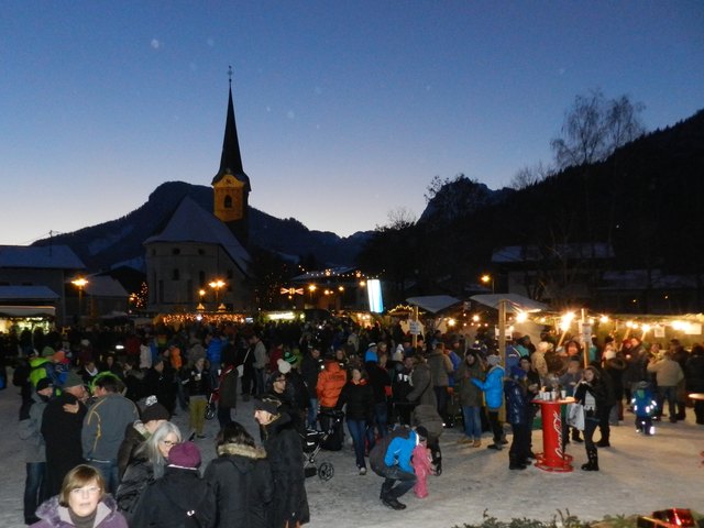 Der Kirchdorfer Adventmarkt war auch heuer sehr gut besucht und bot in den Abendstunden ein besonders stimmungsvolles Bild         Foto: Schwaiger