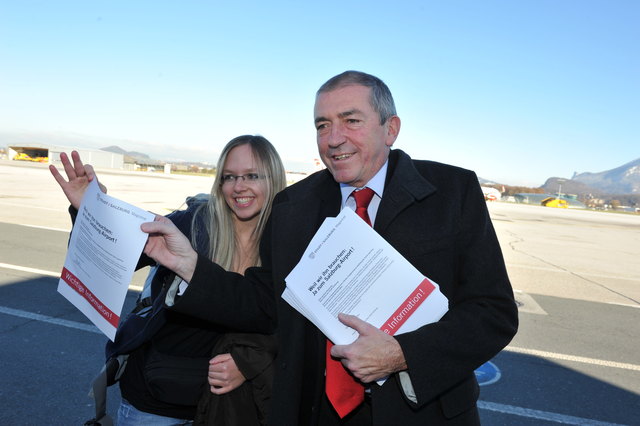 Bürgermeister Schaden beim spontanen Fotoshooting mit Jana N. während der Flugblatt-Aktion. Sie war gerade unterwegs nach Dänemark. | Foto: Stadt Salzburg / Johannes Killer