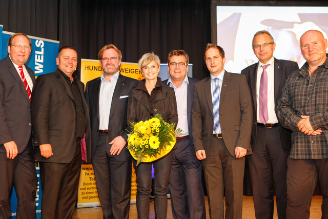 Prokurist Peter Gruber, Wolf Gruber, Thomas Bründl, Eleke Ehrenecker, Bgm. Paul Mahr, Markus Birner, Dir. Günter Stadlberger und Bernhard Kainz (v.l.). | Foto: Raiffeisenbank Wels