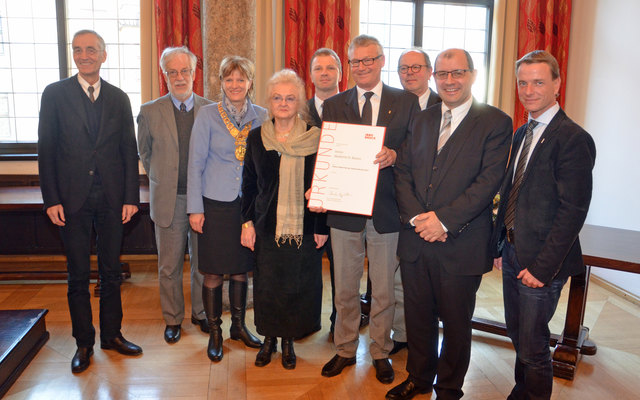 Eine Urkunde für die „Akademie St. Blasius“: (v. l.) Univ.-Prof. Dr. Tilmann Märk, Dr. Wilhelm Batlehner, Bürgermeisterin Mag.a Christine Oppitz-Plörer, Dr.in Roswitha Stiegner, Akademie-Obmann Armin Graber, Akademie-Präsident Dr. Dr. Fridolin Zanon, Kulturamtsleiter Horst Burmann, Karlheinz Siessl (künstlerischer Leiter der Akademie) und Vizebürgermeister Christoph Kaufmann