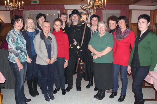 das Samareiner Bäuerinnenteam
v.l.n.r: Ortsbäuerin Ingrid Schöberl, BBK-Beraterin Christine Schiefermayr, Ortsbäuerin-Stellverterinnen Helga Fattinger und Gerlinde Ammer, Sieglinde Eisenhuber,
Romana Aichberger, Nachtwächter Hubert Krexhammer,  Marianne Greinöcker, Helga Prehofer, Marianne Wachholbinger, Renate Schauer und Elke Starzinger
nicht am Foto: Doris Aichinger, Birgit Lindinger, Sigrid Grubmair, Gertrude Ecker und Christine Ortmayr
