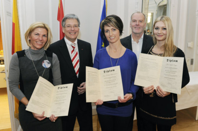 Zertifikatsverleihung an den Lehrgang ´KleinkinderzieherInnen´, AKL-Spiegelsaal.Christiane Rainer, LH Dr. Peter Kaiser, Monika Obernosterer, MMag.Dr. Gerald Salzmann, Sybille Egger | Foto: fritzpress