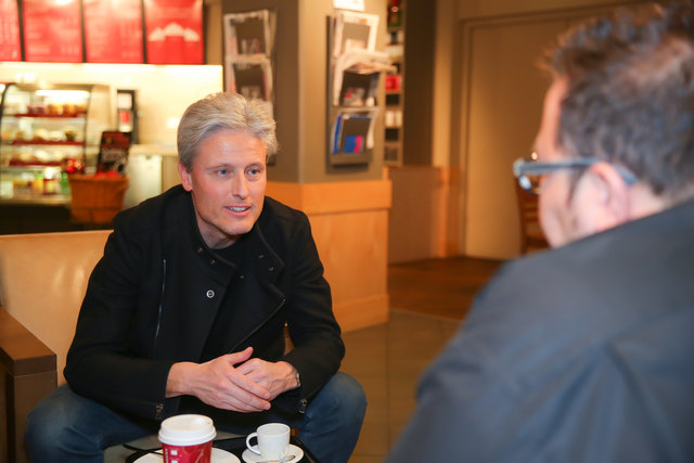 Beim Interview in der Millennium City: Buchautor Florian Scheuba (l.) mit bz-Redakteur Thomas Netopilik. | Foto: Moni Fellner