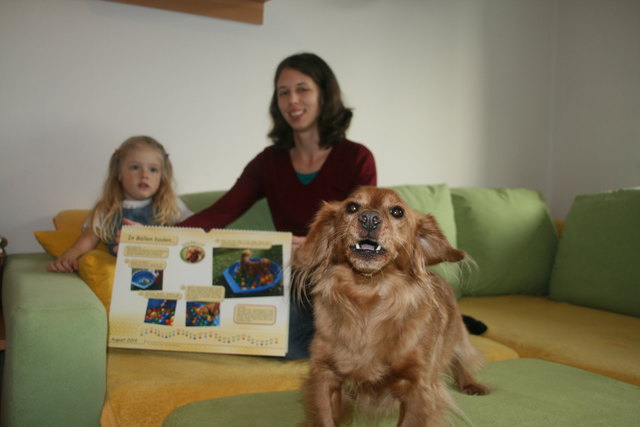 Kalenderstar Grisu (re.) mit Monika Stanzig und Tochter Annika. | Foto: Zeiler