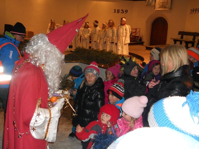 Der Kirchdorfer Nikolaus blickte in Kirchdorf beim Verteilen der Geschenke in viele strahlende Kinderaugen