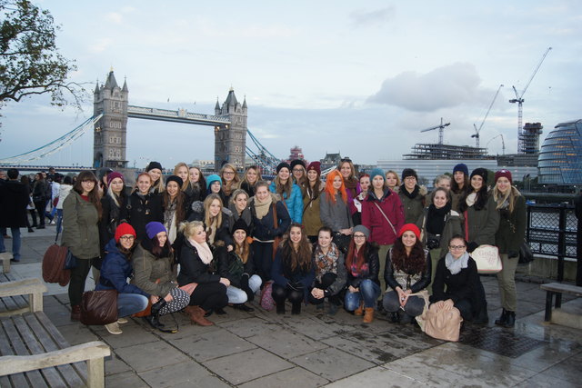 Die Ebenseer Schülerinnen vor der Tower Bridge in London. | Foto: Alle Fotos: Schule