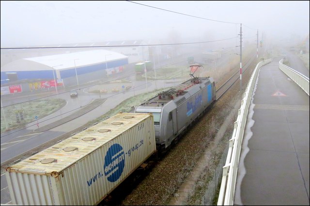 Wegen des starken (gefrierenden) Nebels scheint der Zug im Nichts zu verschwinden