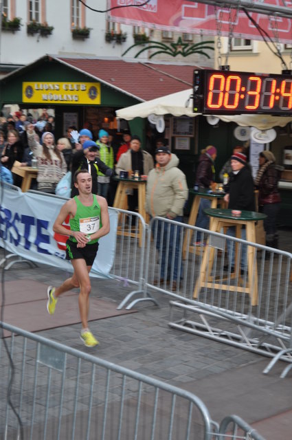 Der der Sieger des langen Hauptlaufs, der Ukrainer Oleksandr Matviychuk, mit neuem Streckenrekord in 31:40 Minuten | Foto: ULC Riverside Mödling