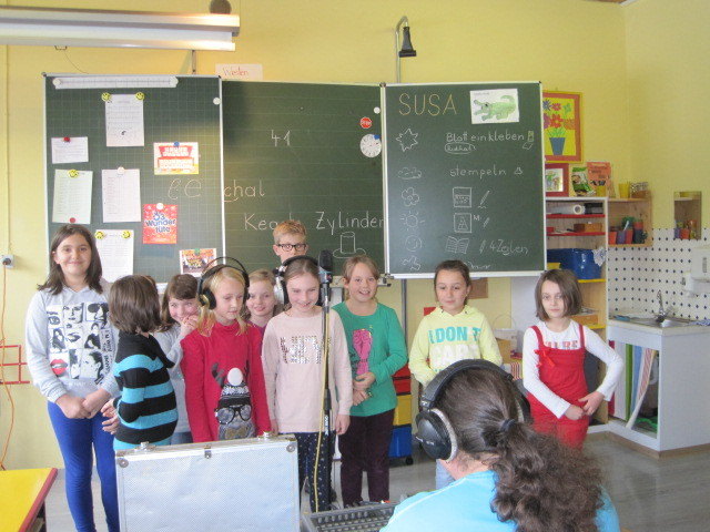 Die jungen Sänger der Volksschule Mattighofen im Klassenzimmer-Studio.