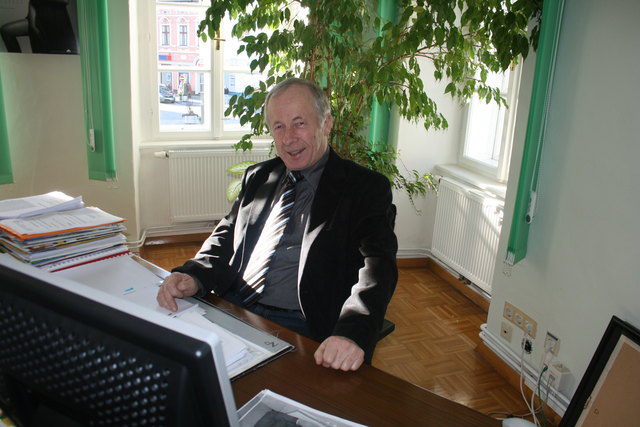 Bürgermeister Simlinger legt am 31. Dezember 2013 sein Amt zurück.
