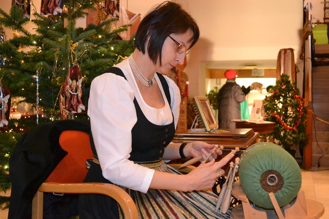 Ursula Brandstätter aus Andorf bei Schärding zeigte den Besuchern die Kunst des Klöppelns.