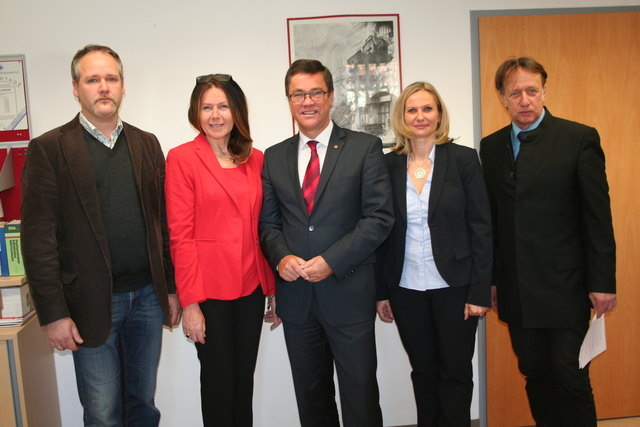 Andreas Horvath, Produktionsgewerkschaft, Soziallandesrat Dr. Peter Rezar, GF Margit Kritsch-Steiger, am-consulting, GF Mag. (FH) Annemarie Matkovits, am-consulting, und Mag. Michael Förschner, Abteilung 6, Amt der Burgenländischen Landesregierung, präsentierten die Triumph-Arbeitsstiftung für 76 BurgenländerInnen